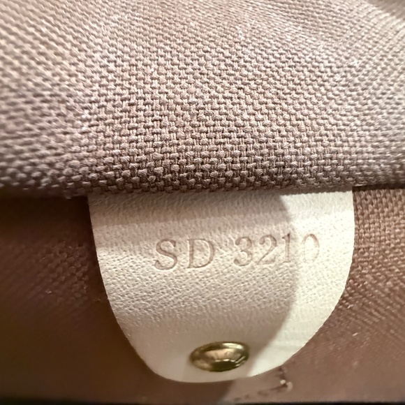 Authentic Louis Vuitton Monogram Speedy Bandouliere 40 - Picture 11 of 16